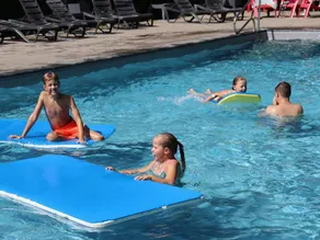 Lodge with heated pool - Image 2
