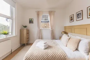 Spacious Bright 3 bed Flat, parking-Great Location - Image 4