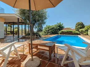 Villa with private pool, terrace & garden - Image 3