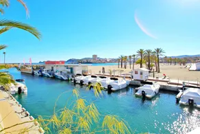Appartement entièrement équipé avec terrasse, piscine et jardin | Vue ville | Proche de la plage - Image 3
