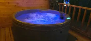 Child-friendly cabin with garden, hot tub & BBQ | Lake view - Image 3
