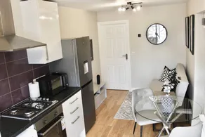 Flat with terrace & garden - Image 4