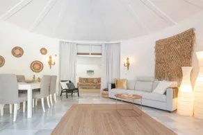 Villa with garden, terrace & private pool - Image 3