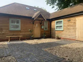 Cottage with garden & hot tub - Image 4
