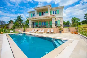 Family-oriented villa with terrace, garden & pool - Image 4