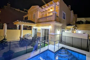 Charmant chalet adapté aux familles avec piscine privée, barbecue et jacuzzi | Vue golf | Idéal pour le télétravail - Image 2
