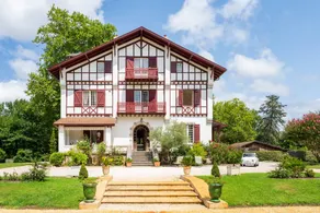 Child-friendly wonderful holiday home with terrace, jacuzzi & private pool | Garden view | Perfect for remote work - Image 4
