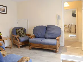 Cottage with garden & pool - Image 2