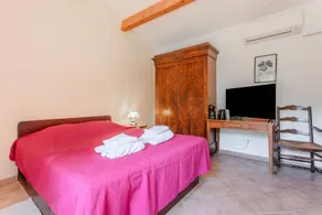 "Cigale" Room with Shared Pool, Wi-Fi, and Air Conditioning - Image 4