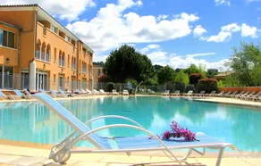 Flat with terrace, pool & garden - Image 2