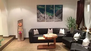Flat with garden & terrace - Image 3