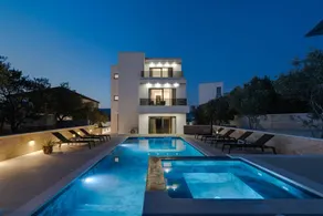 Children-friendly villa with sauna, hot tub & terrace | Sea view | Beach nearby - Image 2