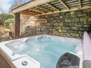 Cottage with garden, barbecue & jacuzzi - Image 2