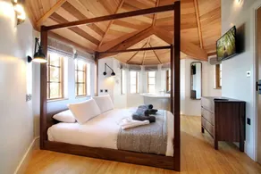 Elegant Treehouse Hideaway with Hot Tub and Pizza Oven near the South Coast, Hampshire - Image 5