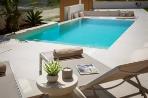 Villa con piscina, jardín y barbacoa | Vistas a la piscina - Image 2