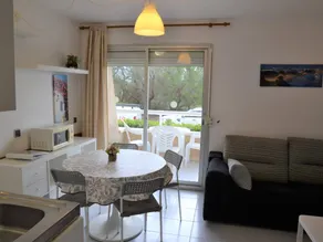 Beachfront Apartment with Pool Access in L'Estartit - Image 4
