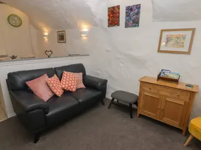 Cottage with hot tub & garden - Image 4