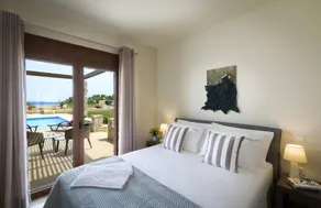 Villa with BBQ, garden & private pool | Water view | Beach nearby - Image 4
