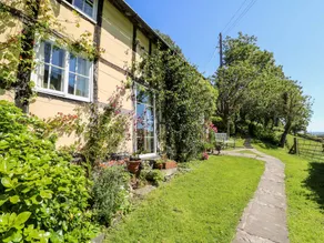 Cottage with barbeque & garden - Image 2