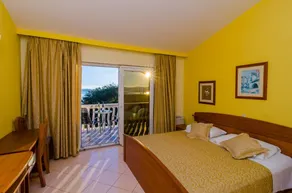 Holiday home with pool - Image 3
