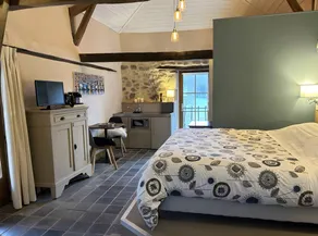 Children-friendly beautiful cottage with terrace, pool & barbeque | River view | Pets are welcome - Image 4