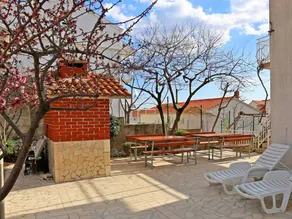 Flat with terrace & garden - Image 4