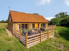 Cottage with garden | River view - Image 2