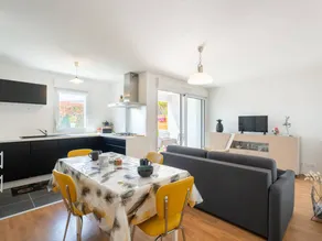 Apartment with garden - Image 4