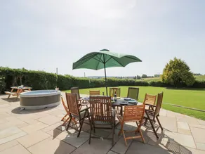 Charmant cottage adapté aux familles avec jardin et jacuzzi - Image 3