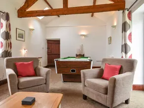 Cottage with hot tub, garden & barbeque - Image 4