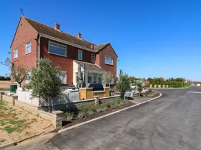 Cottage with garden & jacuzzi - Image 2