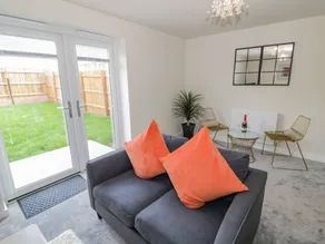 Family-friendly cottage with garden - Image 4