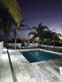 Wohnung mit Pool, Terrasse und Garten - Image 5