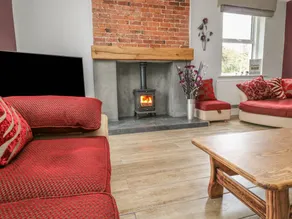 Children-friendly cottage with hot tub, garden & sauna - Image 5