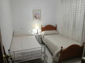 Chambre privée adaptée aux familles avec piscine privée | Vue ville | Avec animaux acceptés - Image 3