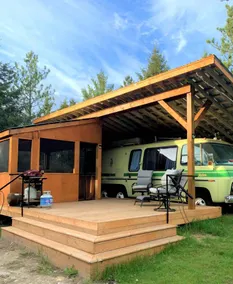 Vintage Airtstream with Large Roofed Deck, BBQ, Fire Pit and Forest Views in Ontario - Image 2