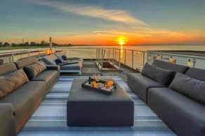Houseboat with a roof terrace on the Baltic Sea - Image 2