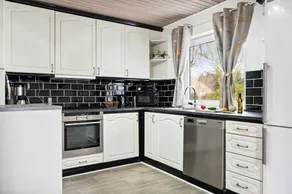 Holiday home with terrace, BBQ & jacuzzi - Image 5