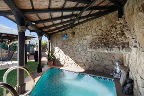 Casa vacacional con piscina privada, internet de alta velocidad y jardín | Vistas al jardín | Ideal para trabajar remoto - Image 2