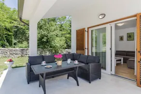 Villa with barbecue, garden & private pool - Image 4