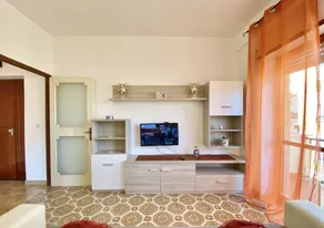 Flat with terrace - Image 3