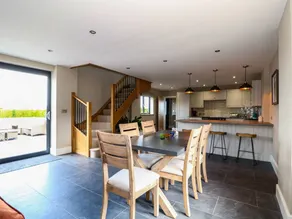 Family-friendly cottage with BBQ & garden - Image 5