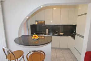 Renovierte Wohnung an Nebenstrasse mit Balkon und Hallenbad - Image 5