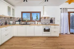 Villa con barbecue, piscina privata e giardino - Image 3