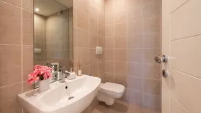 Charmante villa adaptée aux familles avec jardin, terrasse et jacuzzi | Vue piscine | Avec animaux bienvenus - Image 4