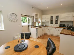 Family-oriented cottage with garden | Dogs allowed - Image 5