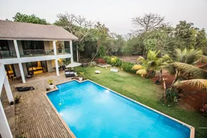 Apartment with garden & pool - Image 2