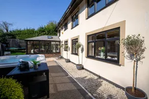 Cottage with hot tub & garden - Image 3