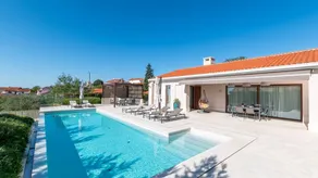 Voll ausgestattete weiträumige Villa mit Garten, Sauna und privatem Pool | Meerblick - Image 2