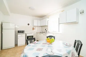 Holiday apartment with garden, terrace & barbeque - Image 3